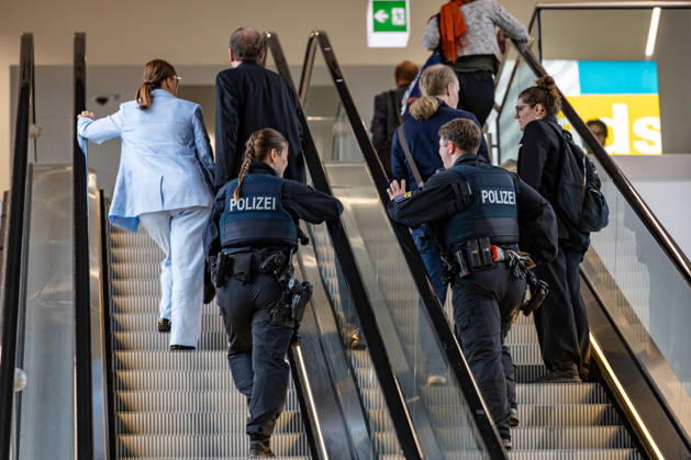 Frankfurter Buchmesse 2026 08.10.2026: Polizeipräsenz am zweiten Messetag der Frankfurter Buchmesse 2026 (Donnerstag). Zahlreiche Besucherinnen und Besucher, Aussteller und Fachpublikum bewegen sich durch die Messehallen und Gänge des Frankfurter Messegeländes. Polizeikräfte sind im Rahmen der Veranstaltung präsent und sorgen für die Sicherheit auf dem Messegelände. Frankfurt am Main Messe Hessen Deutschland