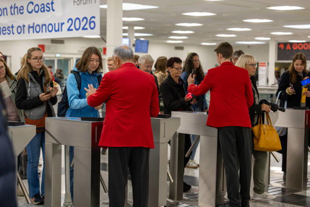 Frankfurter Buchmesse 2026 08.10.2026: Mitarbeiter des Messepersonals kontrollieren am Einlass die Zutrittsberechtigungen der Besucherinnen und Besucher der Frankfurter Buchmesse 2026. Zweiter Messetag der FBM 2026 (Donnerstag). Frankfurt am Main Messe Hessen Deutschland