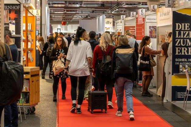 Frankfurter Buchmesse 2026 08.10.2026: Besucherinnen und Besucher der Frankfurter Buchmesse 2026 in der Messehalle 5.0 auf dem Frankfurter Messegelände. Frankfurter Buchmesse am zweiten Messetag für Fachbesucher 2026 (Donnerstag). Zahlreiche Besucherinnen und Besucher, Aussteller und Fachpublikum bewegen sich durch die Messehallen und Gänge des Frankfurter Messegeländes. Frankfurt am Main Messe Hessen Deutschland