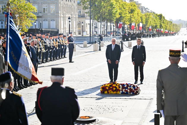President Emmanuel Macron and Frank-Walter Steinmeier, President of Germany, at a ceremony at the Arc de Triomphe in Paris on October 8, 2026, in honor of the state visit of the President of Germany and his wife to France. Christian Liewig Bestimage President Emmanuel Macron and his wife Brigitte Macron welcome Frank-Walter Steinmeier, President of Germany, and his wife, Elke Büdenbender, for a ceremony at the Arc de Triomphe in Paris on October 8, 2026, Paris, France Copyright: xChristianxLiewigx xBestimagexChristianxLiewigx xBestimagex