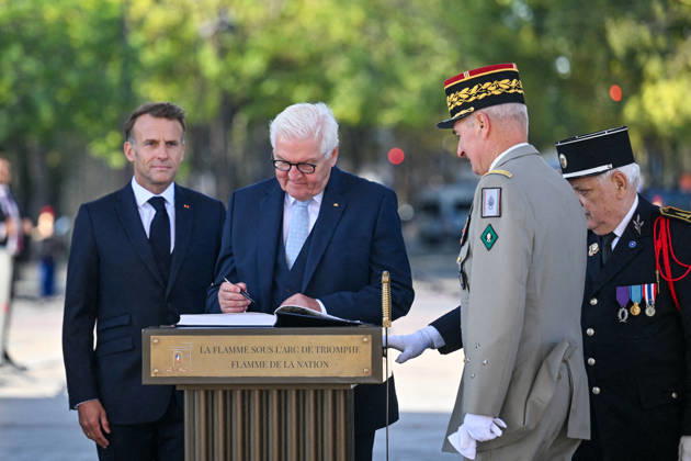President Emmanuel Macron and Frank-Walter Steinmeier, President of Germany, at a ceremony at the Arc de Triomphe in Paris on October 8, 2026, in honor of the state visit of the President of Germany and his wife to France. Christian Liewig Bestimage President Emmanuel Macron and his wife Brigitte Macron welcome Frank-Walter Steinmeier, President of Germany, and his wife, Elke Büdenbender, for a ceremony at the Arc de Triomphe in Paris on October 8, 2026, Paris, France Copyright: xChristianxLiewigx xBestimagexChristianxLiewigx xBestimagex