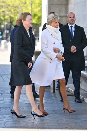 Brigitte Macron and Elke Büdenbender at a ceremony at the Arc de Triomphe in Paris on October 8, 2026, in honor of the state visit to France by the President of Germany and his wife. Christian Liewig, Bestimage. President Emmanuel Macron and his wife Brigitte Macron welcome Frank-Walter Steinmeier, President of Germany, and his wife, Elke Büdenbender, for a ceremony at the Arc de Triomphe in Paris on October 8, 2026, Paris, France Copyright: xChristianxLiewigx xBestimagexChristianxLiewigx xBestimagex