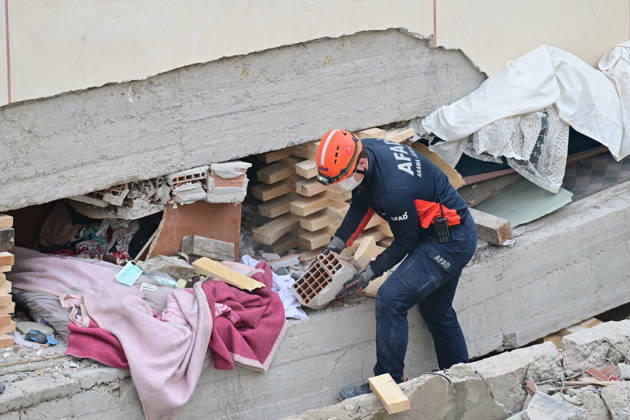 Partial collapse occurs in 7-story building in Istanbul s Maltepe district ISTANBUL, TURKIYE - OCTOBER 8: Search and rescue personnel, including firefighters, AFAD, UMKE, and police teams, operate at the site of a partial building collapse in the Cevizli neighborhood of Maltepe district, Istanbul, Turkiye on October 8, 2026. Trapped residents on the unaffected upper floors were evacuated while emergency teams initiated search and rescue efforts beneath the collapsed lower levels. Ten people were rescued alive from the rubble, while officials confirmed two fatalities as of late morning. Serhat Cagdas Anadolu Istanbul Turkey. Editorial use only. Please get in touch for any other usage. Copyright: x2026xAnadoluxSerhatxCagdasx