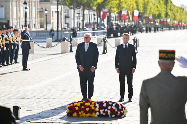 President Emmanuel Macron and Frank-Walter Steinmeier, President of Germany, at a ceremony at the Arc de Triomphe in Paris on October 8, 2026, in honor of the state visit of the President of Germany and his wife to France. Christian Liewig Bestimage President Emmanuel Macron and his wife Brigitte Macron welcome Frank-Walter Steinmeier, President of Germany, and his wife, Elke Büdenbender, for a ceremony at the Arc de Triomphe in Paris on October 8, 2026, Paris, France Copyright: xChristianxLiewigx xBestimagexChristianxLiewigx xBestimagex