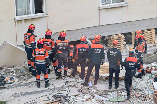 Partial collapse occurs in 7-story building in Istanbul s Maltepe district ISTANBUL, TURKIYE - OCTOBER 8: Search and rescue personnel, including firefighters, AFAD, UMKE, and police teams, operate at the site of a partial building collapse in the Cevizli neighborhood of Maltepe district, Istanbul, Turkiye on October 8, 2026. Trapped residents on the unaffected upper floors were evacuated while emergency teams initiated search and rescue efforts beneath the collapsed lower levels. Ten people were rescued alive from the rubble, while officials confirmed two fatalities as of late morning. Serhat Cagdas Anadolu Istanbul Turkey. Editorial use only. Please get in touch for any other usage. Copyright: x2026xAnadoluxSerhatxCagdasx