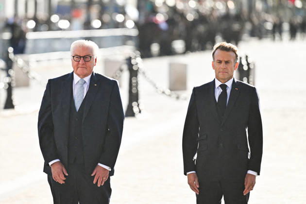 President Emmanuel Macron and Frank-Walter Steinmeier, President of Germany, at a ceremony at the Arc de Triomphe in Paris on October 8, 2026, in honor of the state visit of the President of Germany and his wife to France. Christian Liewig Bestimage President Emmanuel Macron and his wife Brigitte Macron welcome Frank-Walter Steinmeier, President of Germany, and his wife, Elke Büdenbender, for a ceremony at the Arc de Triomphe in Paris on October 8, 2026, Paris, France Copyright: xChristianxLiewigx xBestimagexChristianxLiewigx xBestimagex