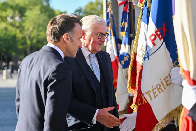 President Emmanuel Macron and Frank-Walter Steinmeier, President of Germany, at a ceremony at the Arc de Triomphe in Paris on October 8, 2026, in honor of the state visit of the President of Germany and his wife to France. Christian Liewig Bestimage President Emmanuel Macron and his wife Brigitte Macron welcome Frank-Walter Steinmeier, President of Germany, and his wife, Elke Büdenbender, for a ceremony at the Arc de Triomphe in Paris on October 8, 2026, Paris, France Copyright: xChristianxLiewigx xBestimagexChristianxLiewigx xBestimagex