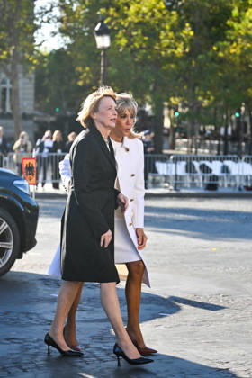 Elke Büdenbender and Brigitte Macron at a ceremony at the Arc de Triomphe in Paris on October 8, 2026, in honor of the state visit to France by the President of Germany and his wife. Christian Liewig, Bestimage. President Emmanuel Macron and his wife Brigitte Macron welcome Frank-Walter Steinmeier, President of Germany, and his wife Elke Büdenbender for a ceremony at the Arc de Triomphe in Paris on October 8, 2026, Paris, France Copyright: xChristianxLiewigx xBestimagexChristianxLiewigx xBestimagex