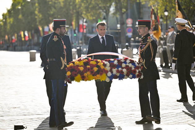 President Emmanuel Macron at a ceremony at the Arc de Triomphe in Paris on October 8, 2026, in honor of the state visit to France by the President of Germany and his wife. Christian Liewig Bestimage President Emmanuel Macron and his wife Brigitte Macron welcome Frank-Walter Steinmeier, President of Germany, and his wife, Elke Büdenbender, for a ceremony at the Arc de Triomphe in Paris on October 8, 2026, Paris, France Copyright: xChristianxLiewigx xBestimagexChristianxLiewigx xBestimagex