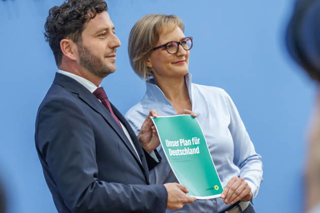 Franziska Brantner, Bundesvorsitzende von Buendnis 90 Die Gruenen und Felix Banaszak, Bundesvorsitzender von Buendnis 90 Die Gruenen im Haus der Bundespressekonferenz Vorstellung des Leitantrages Unser Plan fuer Deutschland Franziska Brantner, Bundesvorsitzende von Buendnis 90 Die Gruenen und Felix Banaszak, Bundesvorsitzender von Buendnis 90 Die Gruenen im Haus der Bundespressekonferenz am 08.10.2026 in Berlin. Berlin Berlin Deutschland Haus der Bundespressekonferenz