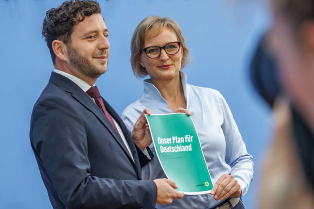 Franziska Brantner, Bundesvorsitzende von Buendnis 90 Die Gruenen und Felix Banaszak, Bundesvorsitzender von Buendnis 90 Die Gruenen im Haus der Bundespressekonferenz Vorstellung des Leitantrages Unser Plan fuer Deutschland Franziska Brantner, Bundesvorsitzende von Buendnis 90 Die Gruenen und Felix Banaszak, Bundesvorsitzender von Buendnis 90 Die Gruenen im Haus der Bundespressekonferenz am 08.10.2026 in Berlin. Berlin Berlin Deutschland Haus der Bundespressekonferenz
