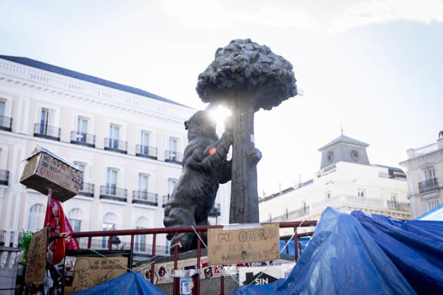 Protesters at Sol Square Stand by Their Demands for Housing Housing Protest at Puerta del Sol, October 8, 2026, in Madrid, Spain. The encampment at Sol has spilled over into the square, and the protesters are maintaining their demands against evictions and exorbitant rents. The Official State Gazette (BOE) published yesterday, October 7, the new version of the housing and rent decrees that the Council of Ministers approved the previous day OCTOBER 8, 2026 A Pé Madrid, Madrid, Spain Copyright: xA.xPÃ rezxMecax 7828146
