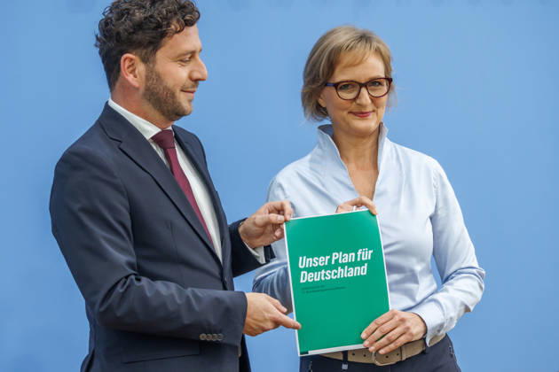 Franziska Brantner, Bundesvorsitzende von Buendnis 90 Die Gruenen und Felix Banaszak, Bundesvorsitzender von Buendnis 90 Die Gruenen im Haus der Bundespressekonferenz Vorstellung des Leitantrages Unser Plan fuer Deutschland Franziska Brantner, Bundesvorsitzende von Buendnis 90 Die Gruenen und Felix Banaszak, Bundesvorsitzender von Buendnis 90 Die Gruenen im Haus der Bundespressekonferenz am 08.10.2026 in Berlin. Berlin Berlin Deutschland Haus der Bundespressekonferenz