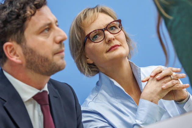 Franziska Brantner, Bundesvorsitzende von Buendnis 90 Die Gruenen und Felix Banaszak, Bundesvorsitzender von Buendnis 90 Die Gruenen im Haus der Bundespressekonferenz Vorstellung des Leitantrages Unser Plan fuer Deutschland Franziska Brantner, Bundesvorsitzende von Buendnis 90 Die Gruenen und Felix Banaszak, Bundesvorsitzender von Buendnis 90 Die Gruenen im Haus der Bundespressekonferenz am 08.10.2026 in Berlin. Berlin Berlin Deutschland Haus der Bundespressekonferenz