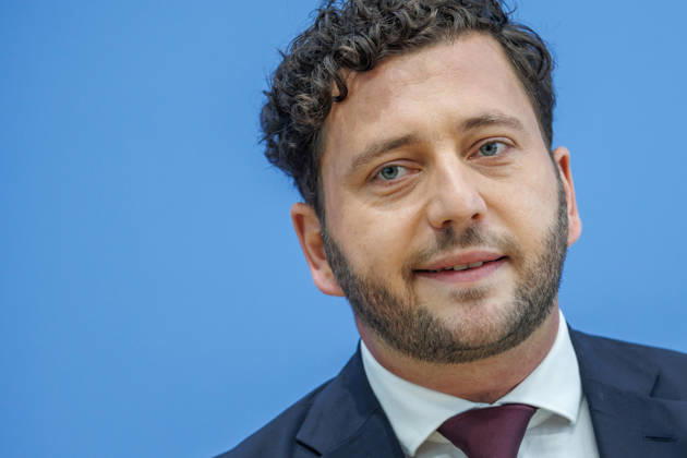 Franziska Brantner, Bundesvorsitzende von Buendnis 90 Die Gruenen und Felix Banaszak, Bundesvorsitzender von Buendnis 90 Die Gruenen im Haus der Bundespressekonferenz Vorstellung des Leitantrages Unser Plan fuer Deutschland Franziska Brantner, Bundesvorsitzende von Buendnis 90 Die Gruenen und Felix Banaszak, Bundesvorsitzender von Buendnis 90 Die Gruenen im Haus der Bundespressekonferenz am 08.10.2026 in Berlin. Felix Banaszak spricht zu den Anwesenden. Berlin Berlin Deutschland Haus der Bundespressekonferenz