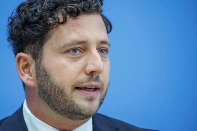 Franziska Brantner, Bundesvorsitzende von Buendnis 90 Die Gruenen und Felix Banaszak, Bundesvorsitzender von Buendnis 90 Die Gruenen im Haus der Bundespressekonferenz Vorstellung des Leitantrages Unser Plan fuer Deutschland Franziska Brantner, Bundesvorsitzende von Buendnis 90 Die Gruenen und Felix Banaszak, Bundesvorsitzender von Buendnis 90 Die Gruenen im Haus der Bundespressekonferenz am 08.10.2026 in Berlin. Felix Banaszak spricht zu den Anwesenden. Berlin Berlin Deutschland Haus der Bundespressekonferenz