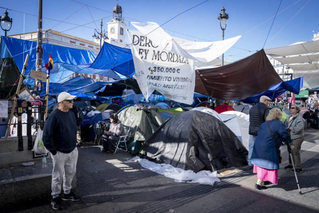 Protesters at Sol Square Stand by Their Demands for Housing Housing Protest at Puerta del Sol, October 8, 2026, in Madrid, Spain. The encampment at Sol has spilled over into the square, and the protesters are maintaining their demands against evictions and exorbitant rents. The Official State Gazette (BOE) published yesterday, October 7, the new version of the housing and rent decrees that the Council of Ministers approved the previous day OCTOBER 8, 2026 A Pé Madrid, Madrid, Spain  Copyright: xA.xPÃ rezxMecax 7828154