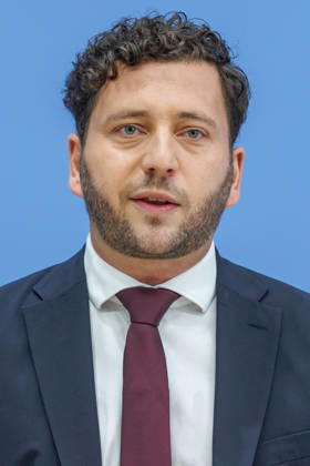 Franziska Brantner, Bundesvorsitzende von Buendnis 90 Die Gruenen und Felix Banaszak, Bundesvorsitzender von Buendnis 90 Die Gruenen im Haus der Bundespressekonferenz Vorstellung des Leitantrages Unser Plan fuer Deutschland Franziska Brantner, Bundesvorsitzende von Buendnis 90 Die Gruenen und Felix Banaszak, Bundesvorsitzender von Buendnis 90 Die Gruenen im Haus der Bundespressekonferenz am 08.10.2026 in Berlin. Felix Banaszak spricht zu den Anwesenden. Berlin Berlin Deutschland Haus der Bundespressekonferenz
