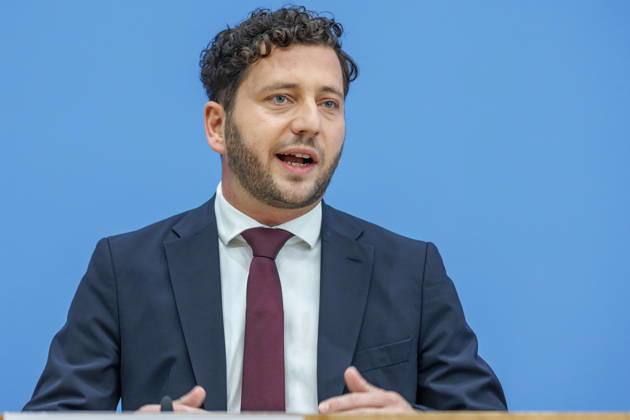 Franziska Brantner, Bundesvorsitzende von Buendnis 90 Die Gruenen und Felix Banaszak, Bundesvorsitzender von Buendnis 90 Die Gruenen im Haus der Bundespressekonferenz Vorstellung des Leitantrages Unser Plan fuer Deutschland Franziska Brantner, Bundesvorsitzende von Buendnis 90 Die Gruenen und Felix Banaszak, Bundesvorsitzender von Buendnis 90 Die Gruenen im Haus der Bundespressekonferenz am 08.10.2026 in Berlin. Felix Banaszak spricht zu den Anwesenden. Berlin Berlin Deutschland Haus der Bundespressekonferenz