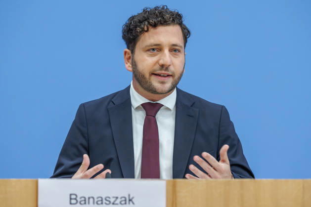 Franziska Brantner, Bundesvorsitzende von Buendnis 90 Die Gruenen und Felix Banaszak, Bundesvorsitzender von Buendnis 90 Die Gruenen im Haus der Bundespressekonferenz Vorstellung des Leitantrages Unser Plan fuer Deutschland Franziska Brantner, Bundesvorsitzende von Buendnis 90 Die Gruenen und Felix Banaszak, Bundesvorsitzender von Buendnis 90 Die Gruenen im Haus der Bundespressekonferenz am 08.10.2026 in Berlin. Felix Banaszak spricht zu den Anwesenden. Berlin Berlin Deutschland Haus der Bundespressekonferenz