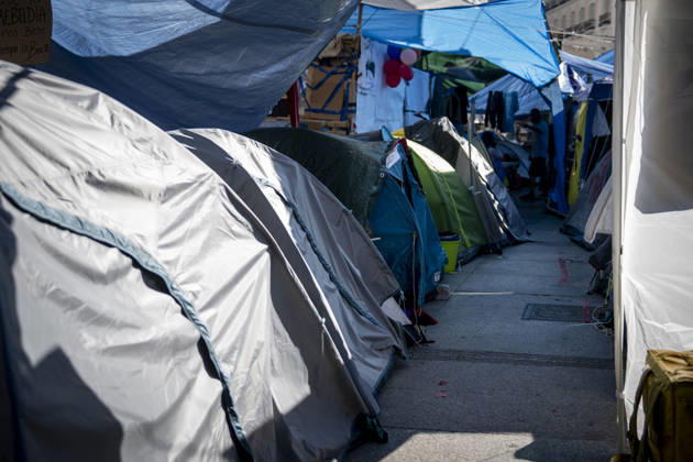 Protesters at Sol Square Stand by Their Demands for Housing Housing Protest at Puerta del Sol, October 8, 2026, in Madrid, Spain. The encampment at Sol has spilled over into the square, and the protesters are maintaining their demands against evictions and exorbitant rents. The Official State Gazette (BOE) published yesterday, October 7, the new version of the housing and rent decrees that the Council of Ministers approved the previous day OCTOBER 8, 2026 A Pé Madrid, Madrid, Spain Copyright: xA.xPÃ rezxMecax 7828157