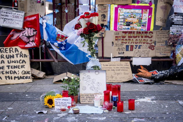 Protesters at Sol Square Stand by Their Demands for Affordable Housing Flowers and candles in tribute to Maricarmen Abascal during the housing protest at Puerta del Sol on October 8, 2026, in Madrid, Spain. The encampment at Sol has spilled over into the square, and the protesters are maintaining their demands against evictions and exorbitant rents. The Official State Gazette (BOE) published yesterday, October 7, the new version of the housing and rent decrees that the Council of Ministers approved the previous day OCTOBER 8, 2026 A Pé Madrid, Madrid, Spain Copyright: xA.xPÃ rezxMecax 7828176