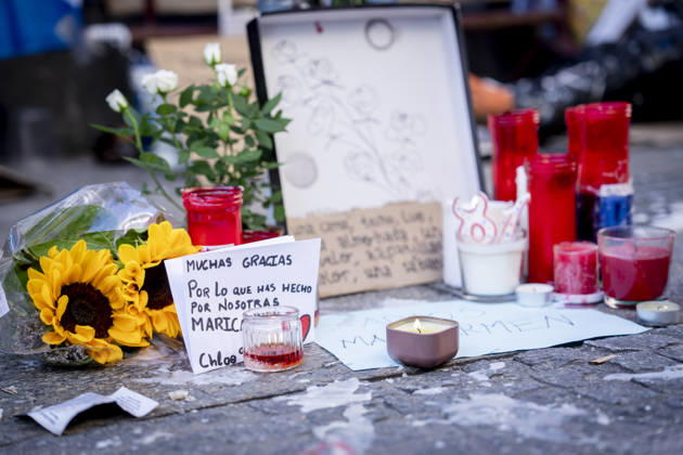 Protesters at Sol Square Stand by Their Demands for Affordable Housing Flowers and candles in tribute to Maricarmen Abascal during the housing protest at Puerta del Sol on October 8, 2026, in Madrid, Spain. The encampment at Sol has spilled over into the square, and the protesters are maintaining their demands against evictions and exorbitant rents. The Official State Gazette (BOE) published yesterday, October 7, the new version of the housing and rent decrees that the Council of Ministers approved the previous day OCTOBER 8, 2026 A Pé Madrid, Madrid, Spain Copyright: xA.xPÃ rezxMecax 7828177