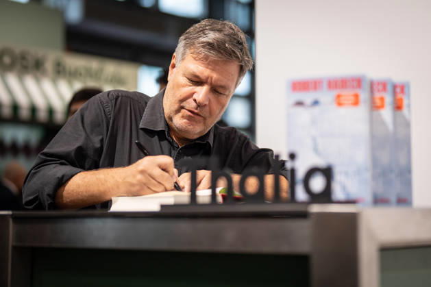 Ehemaliger Bundeswirtschaftsminister Robert Habeck präsentiert und signiert sein neues Buch Arctic Meltdown Die Neuvermessung der Welt auf der Buchmesse, Messestand Thalia Buchhandlung;Eindrücke von der Frankfurter Buchmesse 2026, Frankfurt Hessen Deutschland Messe