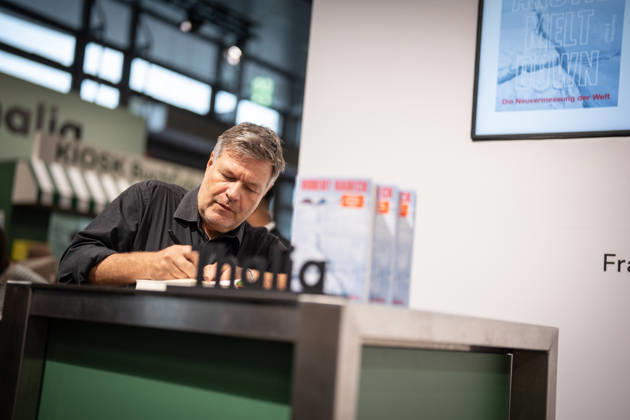 Ehemaliger Bundeswirtschaftsminister Robert Habeck präsentiert und signiert sein neues Buch Arctic Meltdown Die Neuvermessung der Welt auf der Buchmesse, Messestand Thalia Buchhandlung;Eindrücke von der Frankfurter Buchmesse 2026, Frankfurt Hessen Deutschland Messe