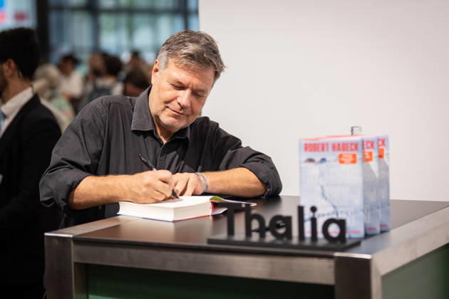 Ehemaliger Bundeswirtschaftsminister Robert Habeck präsentiert und signiert sein neues Buch Arctic Meltdown Die Neuvermessung der Welt auf der Buchmesse, Messestand Thalia Buchhandlung;Eindrücke von der Frankfurter Buchmesse 2026, Frankfurt Hessen Deutschland Messe