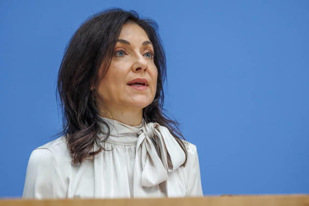 Bundesministerin fuer Wirtschaft und Energie Katherina Reiche und Dr. Benjamin Weigert, Abteilungsleiter Wirtschaft, im Haus der Bundespressekonferenz Vorstellung der Herbstprojektion 2026 der Bundesregierung, Bundesministerin fuer Wirtschaft und Energie Katherina Reiche und Dr. Benjamin Weigert, Abteilungsleiter Wirtschaft, im Haus der Bundespressekonferenz am 08.10.2026 in Berlin. Katherina Reiche spricht zu den Anwesenden. Berlin Berlin Deutschland Haus der Bundespressekonferenz