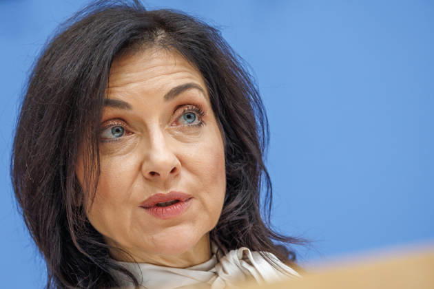 Bundesministerin fuer Wirtschaft und Energie Katherina Reiche und Dr. Benjamin Weigert, Abteilungsleiter Wirtschaft, im Haus der Bundespressekonferenz Vorstellung der Herbstprojektion 2026 der Bundesregierung, Bundesministerin fuer Wirtschaft und Energie Katherina Reiche und Dr. Benjamin Weigert, Abteilungsleiter Wirtschaft, im Haus der Bundespressekonferenz am 08.10.2026 in Berlin. Katherina Reiche spricht zu den Anwesenden. Berlin Berlin Deutschland Haus der Bundespressekonferenz