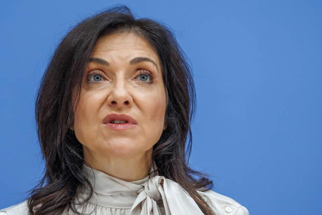 Bundesministerin fuer Wirtschaft und Energie Katherina Reiche und Dr. Benjamin Weigert, Abteilungsleiter Wirtschaft, im Haus der Bundespressekonferenz Vorstellung der Herbstprojektion 2026 der Bundesregierung, Bundesministerin fuer Wirtschaft und Energie Katherina Reiche und Dr. Benjamin Weigert, Abteilungsleiter Wirtschaft, im Haus der Bundespressekonferenz am 08.10.2026 in Berlin. Katherina Reiche spricht zu den Anwesenden. Berlin Berlin Deutschland Haus der Bundespressekonferenz