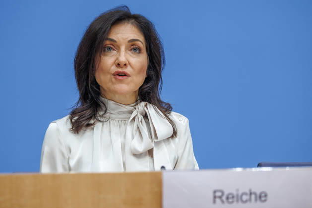Bundesministerin fuer Wirtschaft und Energie Katherina Reiche und Dr. Benjamin Weigert, Abteilungsleiter Wirtschaft, im Haus der Bundespressekonferenz Vorstellung der Herbstprojektion 2026 der Bundesregierung, Bundesministerin fuer Wirtschaft und Energie Katherina Reiche und Dr. Benjamin Weigert, Abteilungsleiter Wirtschaft, im Haus der Bundespressekonferenz am 08.10.2026 in Berlin. Katherina Reiche spricht zu den Anwesenden. Berlin Berlin Deutschland Haus der Bundespressekonferenz