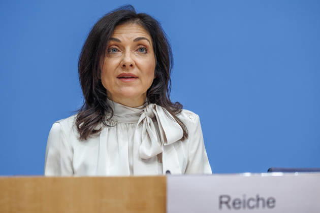 Bundesministerin fuer Wirtschaft und Energie Katherina Reiche und Dr. Benjamin Weigert, Abteilungsleiter Wirtschaft, im Haus der Bundespressekonferenz Vorstellung der Herbstprojektion 2026 der Bundesregierung, Bundesministerin fuer Wirtschaft und Energie Katherina Reiche und Dr. Benjamin Weigert, Abteilungsleiter Wirtschaft, im Haus der Bundespressekonferenz am 08.10.2026 in Berlin. Katherina Reiche spricht zu den Anwesenden. Berlin Berlin Deutschland Haus der Bundespressekonferenz