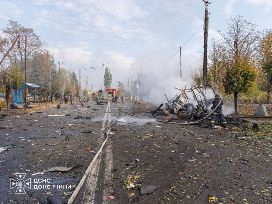 33 killed and 18 injured in Russian strike on passenger buses in Donetsk region s Kramatorsk KRAMATORSK, UKRAINE - OCTOBER 8: (----EDITORIAL USE ONLY - MANDATORY CREDIT - UKRAINIAN STATE EMERGENCY SERVICE HANDOUT - NO MARKETING NO ADVERTISING CAMPAIGNS - DISTRIBUTED AS A SERVICE TO CLIENTS----) Firefighters perform cooling and search operations on the burnt shell of a passenger bus following a Russian missile and aerial bomb strike in Kramatorsk, Donetsk region, Ukraine on October 8, 2026. The strike targeted two civilian buses, killing 30 people in Kramatorsk, while shelling in nearby Bilenke claimed three more lives, bringing the total regional casualties to 33 dead and 18 injured. Emergency personnel recovered a victim from under the Copyright: x2026xAnadoluxStatexEmergencyxServicexofxUkrainex xHandoutx