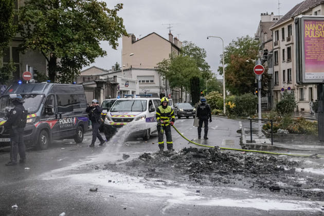 Protest against eduction conditions continues in Nancy NANCY, FRANCE - OCTOBER 8: A firefighter puts out the fire that broke out during the students protest in Nancy, France, on October 8, 2026. Students are taking part in a nationwide high-school mobilization over school conditions and demands for greater education resources, while security units remain deployed around several locations in the city. Muhammed Said Tako Anadolu Nancy France. Editorial use only. Please get in touch for any other usage. Copyright: x2026xAnadoluxMuhammedxSaidxTakox