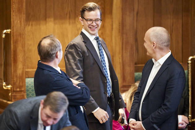 Opening debate in the Danish Parliament Minister of Business and Competitiveness Martin Lidegaard, The Social Liberal Party, chairman of the Liberal Alliance Alex Vanopslagh, and political leader of the Red-Green Alliance Pelle Dragsted (seen from left to right) i chatting during the parliamentary opening debate in the Folketing Hall at Christiansborg on Thursday, October 8, 2026. , Copenhagen Denmark Copyright: RitzauxScanpix ThomasxTraasdahlx spdk20261008-131038-L