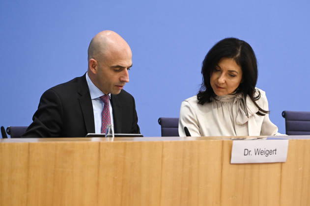 ABB BPK- Bundesministerin fuer Wirtschaft und Energie Katherina Reiche Dr. Benjamin Weigert, Abteilungsleiter Wirtschaft Vorstellung der Herbstprojektion 2026 der Bundesregierung auf der BPK Bundespressekonferenz in Berlin am 08.10.2026 Berlin Deutschland