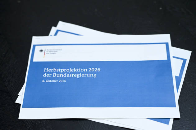 ABB BPK- Herbstgutachten in gedruckter Form Papier Vorstellung der Herbstprojektion 2026 der Bundesregierung auf der BPK Bundespressekonferenz in Berlin am 08.10.2026 Berlin Deutschland