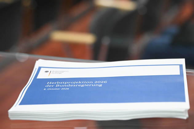 ABB BPK- Herbstgutachten in gedruckter Form Papier Vorstellung der Herbstprojektion 2026 der Bundesregierung auf der BPK Bundespressekonferenz in Berlin am 08.10.2026 Berlin Deutschland
