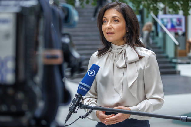 Bundesministerin fuer Wirtschaft und Energie Katherina Reiche und Dr. Benjamin Weigert, Abteilungsleiter Wirtschaft, im Haus der Bundespressekonferenz Vorstellung der Herbstprojektion 2026 der Bundesregierung, Bundesministerin fuer Wirtschaft und Energie Katherina Reiche und Dr. Benjamin Weigert, Abteilungsleiter Wirtschaft, im Haus der Bundespressekonferenz am 08.10.2026 in Berlin. Katherina Reiche spricht zu den Anwesenden in einem Interview. Berlin Berlin Deutschland Haus der Bundespressekonferenz