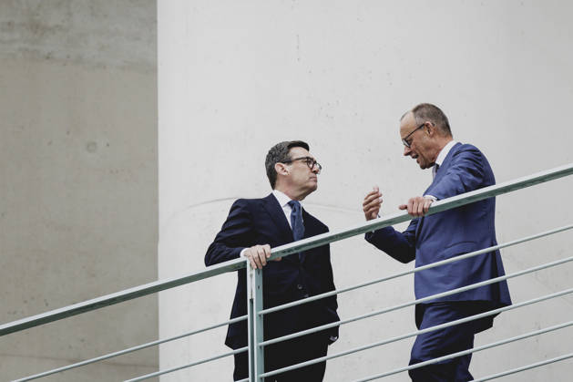 (R-L) Friedrich Merz (CDU), Bundeskanzler, und Andrew Burnham, Premierminister von Grossbritannien, aufgenommen im Rahmen eines Gespraeches auf dem Balkon im Bundeskanzleramt in Berlin, 08.10.2026. Berlin Deutschland Copyright: xFlorianxGaertnerx