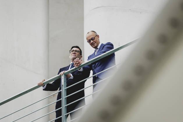 (R-L) Friedrich Merz (CDU), Bundeskanzler, und Andrew Burnham, Premierminister von Grossbritannien, aufgenommen im Rahmen eines Gespraeches auf dem Balkon im Bundeskanzleramt in Berlin, 08.10.2026. Berlin Deutschland Copyright: xFlorianxGaertnerx