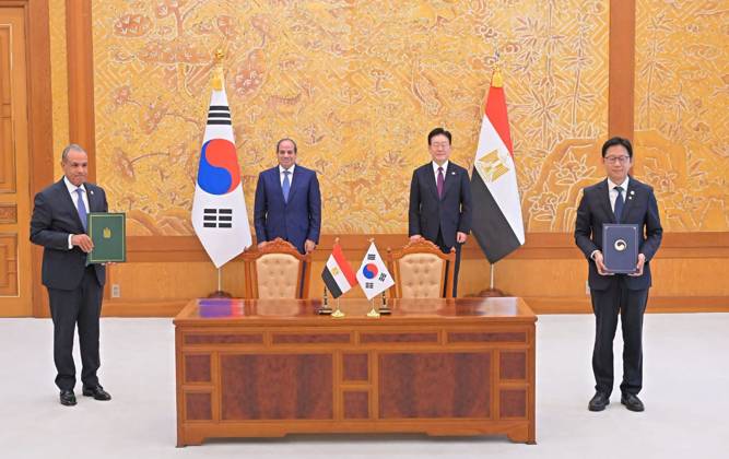 Egyptian and South Korean Presidents Attend Official Welcome in Seoul Egyptian President Abdel Fattah al-Sisi and South Korean President Lee Jae Myung attend an official welcoming ceremony at the South Korean presidential office in Seoul, South Korea, on October 8, 2026. Lee welcomed al-Sisi on arrival as the two countries’ national anthems were played and an honor guard was reviewed, before the Egyptian president signed the official guest book and the two leaders posed for a commemorative photograph. Photo by Egyptian President Office apaimages Cairo Cairo Egypt 081026_South_Korea_EPO_00(10) Copyright: xapaimagesxEgyptianxPresidentxOfficex xapaimagesx