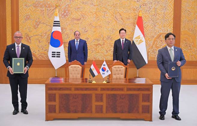 Egyptian and South Korean Presidents Attend Official Welcome in Seoul Egyptian President Abdel Fattah al-Sisi and South Korean President Lee Jae Myung attend an official welcoming ceremony at the South Korean presidential office in Seoul, South Korea, on October 8, 2026. Lee welcomed al-Sisi on arrival as the two countries’ national anthems were played and an honor guard was reviewed, before the Egyptian president signed the official guest book and the two leaders posed for a commemorative photograph. Photo by Egyptian President Office apaimages Cairo Cairo Egypt 081026_South_Korea_EPO_00(14) Copyright: xapaimagesxEgyptianxPresidentxOfficex xapaimagesx