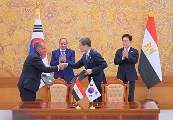 Egyptian and South Korean Presidents Attend Official Welcome in Seoul Egyptian President Abdel Fattah al-Sisi and South Korean President Lee Jae Myung attend an official welcoming ceremony at the South Korean presidential office in Seoul, South Korea, on October 8, 2026. Lee welcomed al-Sisi on arrival as the two countries’ national anthems were played and an honor guard was reviewed, before the Egyptian president signed the official guest book and the two leaders posed for a commemorative photograph. Photo by Egyptian President Office apaimages Cairo Cairo Egypt 081026_South_Korea_EPO_00(7) Copyright: xapaimagesxEgyptianxPresidentxOfficex xapaimagesx
