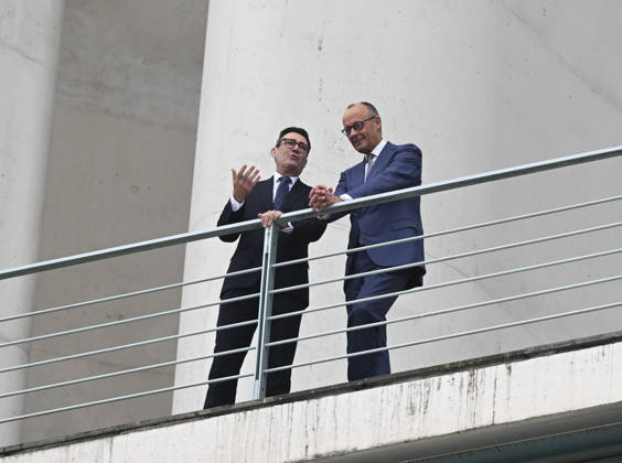 British Prime Minister Burnham welcomed with military ceremony in Berlin BERLIN, GERMANY - OCTOBER 8: German Chancellor Friedrich Merz (R) and British Prime Minister Andy Burnham (L) chat on the balcony of the Federal Chancellery following a military welcoming ceremony held for Burnham in Berlin, Germany, on October 8, 2026. Halil Sagirkaya Anadolu Berlin Germany. Editorial use only. Please get in touch for any other usage.  Copyright: x2026xAnadoluxHalilxSagirkayax