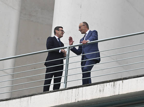 British Prime Minister Burnham welcomed with military ceremony in Berlin BERLIN, GERMANY - OCTOBER 8: German Chancellor Friedrich Merz (R) and British Prime Minister Andy Burnham (L) chat on the balcony of the Federal Chancellery following a military welcoming ceremony held for Burnham in Berlin, Germany, on October 8, 2026. Halil Sagirkaya Anadolu Berlin Germany. Editorial use only. Please get in touch for any other usage.  Copyright: x2026xAnadoluxHalilxSagirkayax