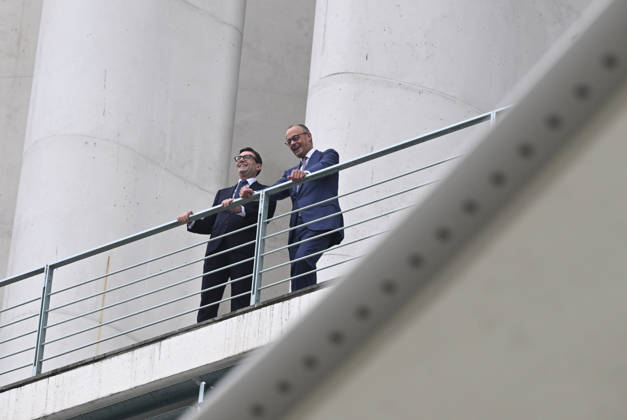 British Prime Minister Burnham welcomed with military ceremony in Berlin BERLIN, GERMANY - OCTOBER 8: German Chancellor Friedrich Merz (R) and British Prime Minister Andy Burnham (L) chat on the balcony of the Federal Chancellery following a military welcoming ceremony held for Burnham in Berlin, Germany, on October 8, 2026. Halil Sagirkaya Anadolu Berlin Germany. Editorial use only. Please get in touch for any other usage.  Copyright: x2026xAnadoluxHalilxSagirkayax